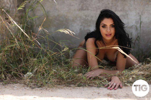 Fotos de morena gostosa pelada mostrando suas curvinhas